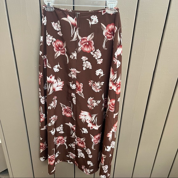 Rikki J. Dresses & Skirts - EUC Rikki J vintage silky maxi floral skirt - back zip